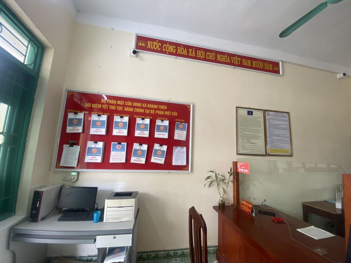 Một góc của Trung tâm phục vụ HCC, nơi công dân sử dụng máy tính để thực hiện các TTHC